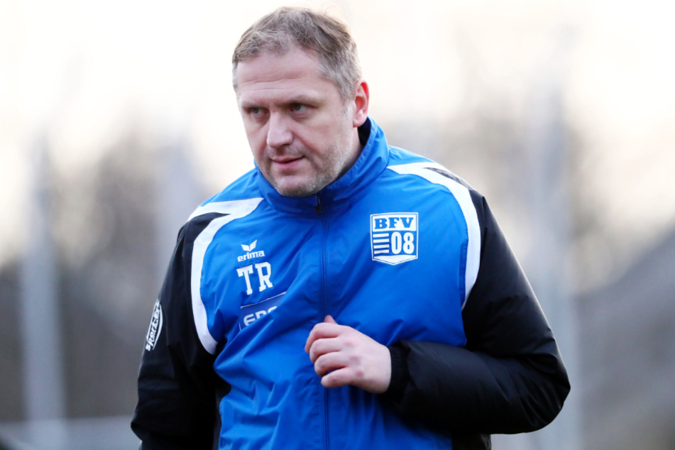 BFV-Coach Erik Schmidt (41) muss aus einer jungen Mannschaft schnell eine Einheit formen, wenn man eine Chance haben will, die Klasse zu halten.