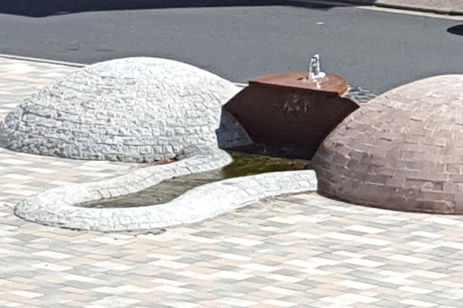 Die Form des Brunnens im hessischen Dorf Jossgrund erinnert eindeutig an einen Penis.