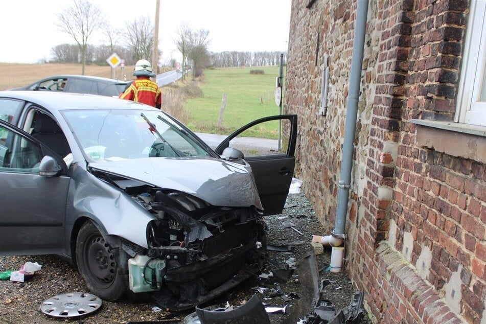 Das Unfallfahrzeug wurde durch den Aufprall an der Häuserwand so stark beschädigt, dass es abgeschleppt werden musste.