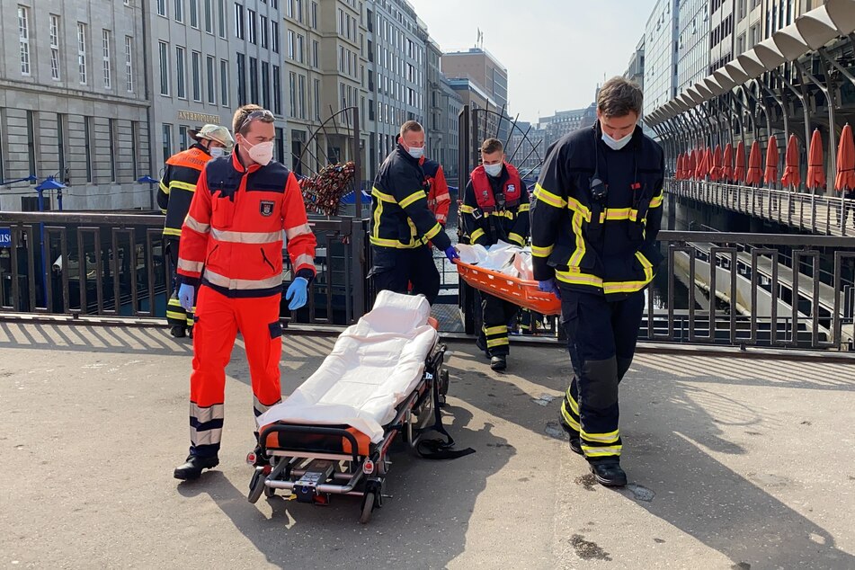 Einsatzkräfte bergen den Leichnam aus der Rathausschleuse.