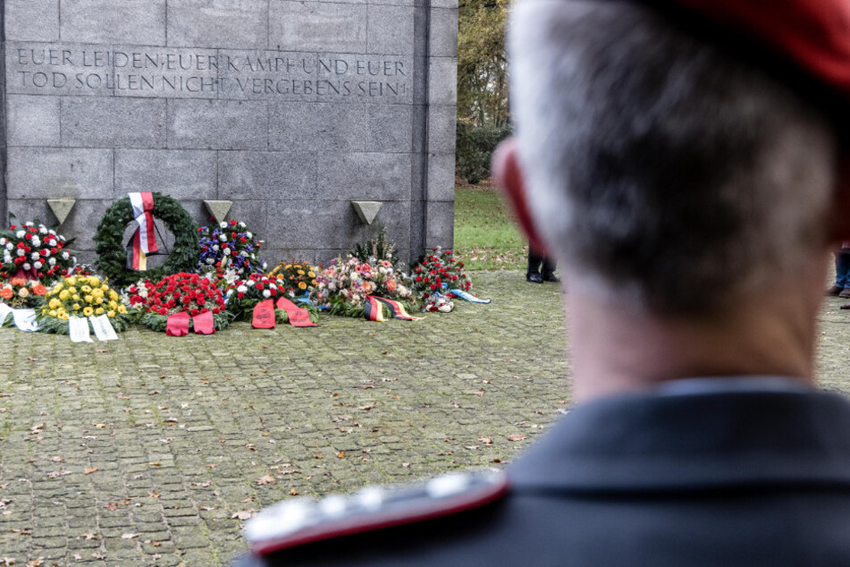 Ein Soldat der Bundeswehr steht am Volkstrauertag vor den Gedenkkränzen in der KZ-Gedenkstätte Neuengamme.