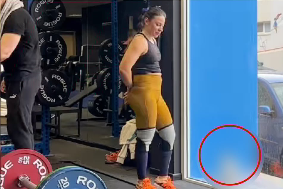 Sportlerin zerbricht das Herz, als sie sieht, wer sie vor dem Fenster des Fitnessstudios beobachtet