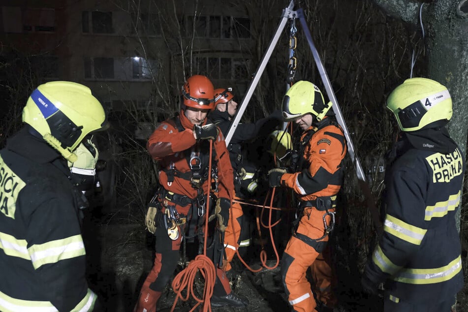 Mithilfe von Bergsteiger-Ausrüstung musste die in Not geratene Frau gerettet werden.