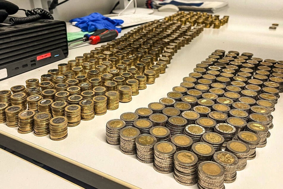 Die Beamten stellten unzählige Euro-Münzen sicher, die mühevoll gezählt werden mussten.