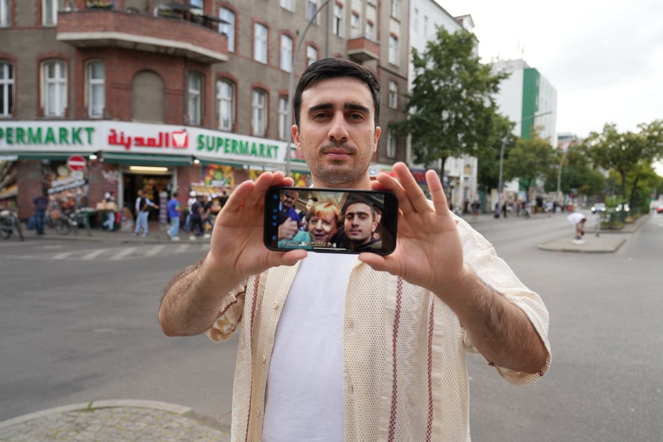 Anas Modamani (27) wurde durch seinen Schnappschuss mit der damaligen Kanzlerin Angela Merkel (71) deutschlandweit bekannt.