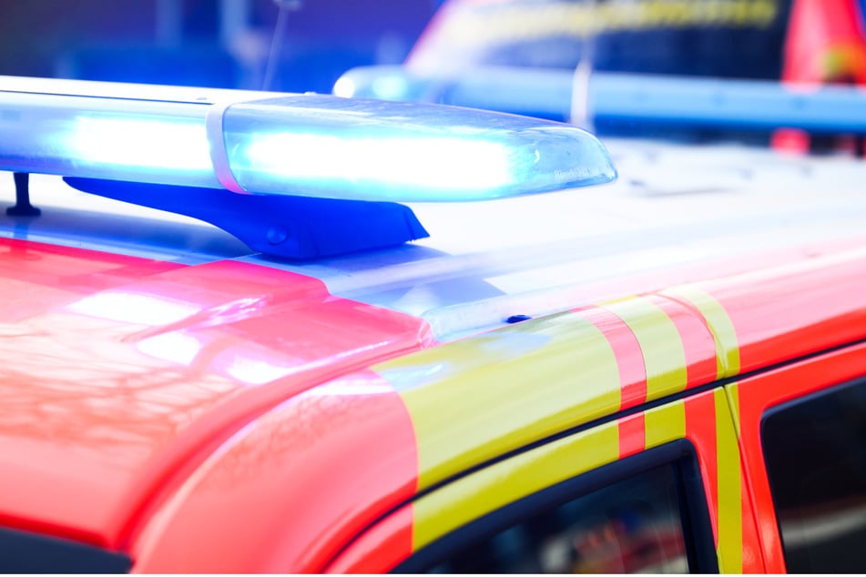Mann auf Pedelec übersieht Biker: Senior stirbt, Motorradfahrer in Klinik geflogen