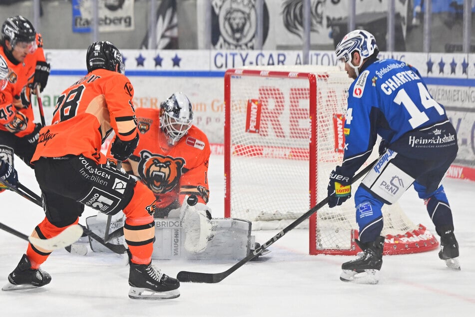 Eislöwe Rourke Chartier (r.) ließ hier eine von zig Dresdner Chancen liegen.