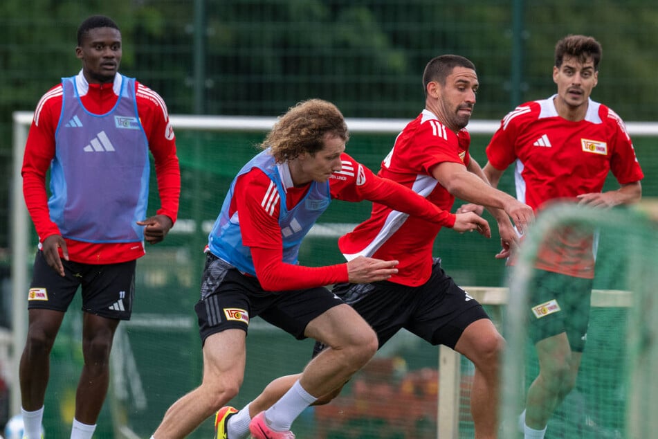 Chris Bedia (30, l.) konnte im Training und in den bisherigen Testspielen seinen neuen Coach offenbar nicht von sich überzeugen. (Archivfoto)