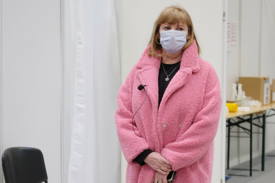Petra Köpping (62) bei einem Besuch eines neuen Impfzentrums in Halle am 12. März. Die aktuelle Corona-Lage sorgt die Gesundheitsministerin sehr.