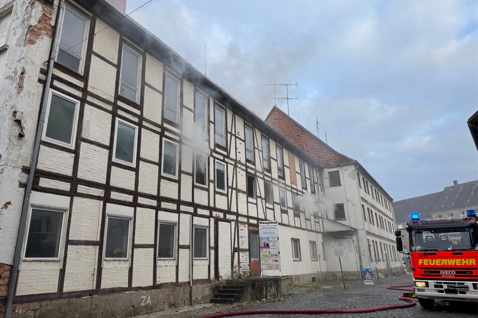 Unbekannte Personen hatten in dem Haus Sperrmüll angezündet.