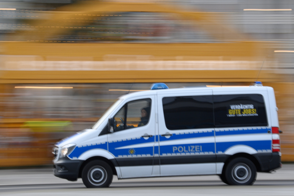 Am Schwibbogen auf dem Dresdner Altmarkt fährt ein Polizeiauto vorbei.