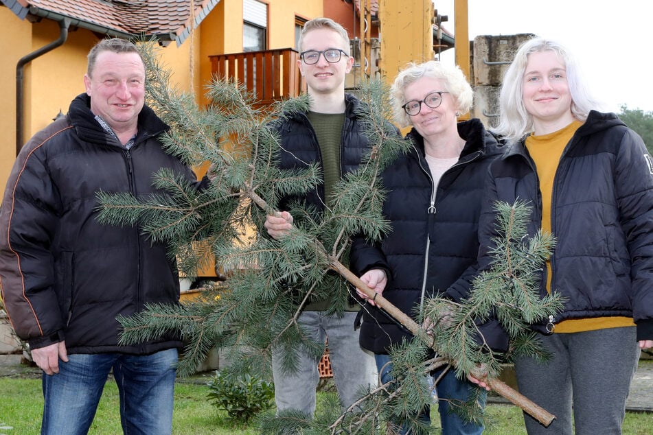 Jens (56), Max (18), Sandra (49) und Lara (24) Altmann tragen den Geist der Weihnacht in die Lausitz.