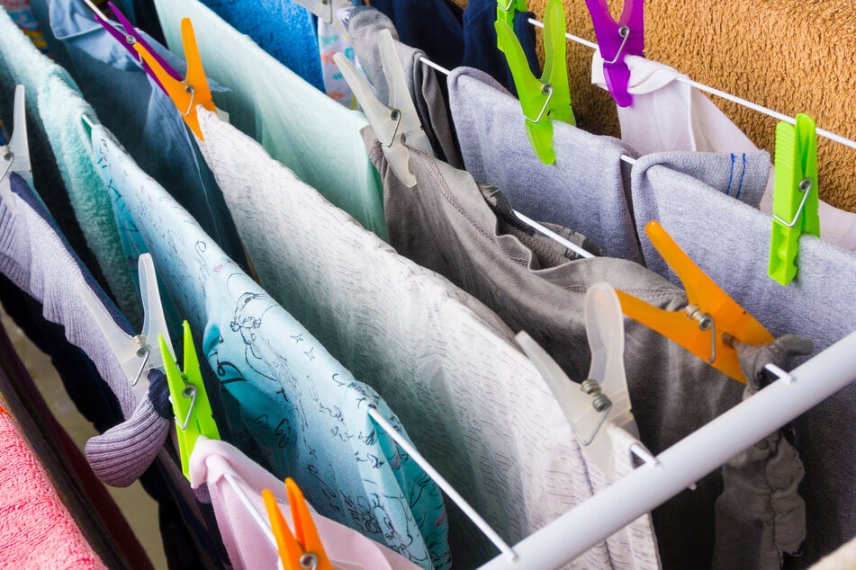 Wenn man Sportkleidung rechtzeitig lüftet – z. B. am Wäscheständern auf einem Balkon – vermindert das die Geruchsbildung.