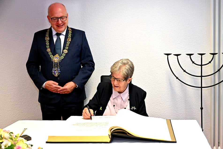 Heute lebt die Rentnerin in Chemnitz, durfte sich im Beisein von OB Sven Schulze (54, SPD) bereits ins Goldene Buch eintragen.