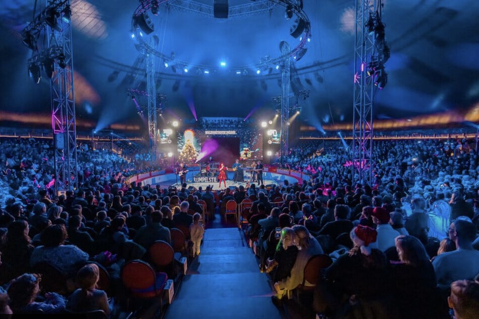 Gemeinsam singen und staunen: Das große Taschenlampen-Weihnachtssingen begeistert kleine und große Besucher. (Archivfoto)