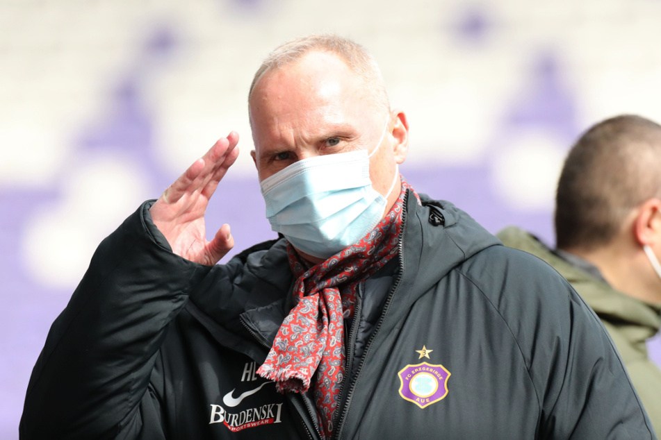 Für seinen Verein immer in Habachtstellung: Wenn FCE-Boss Helge Leonhardt (62) etwas nicht passt, findet er deutliche Worte.
