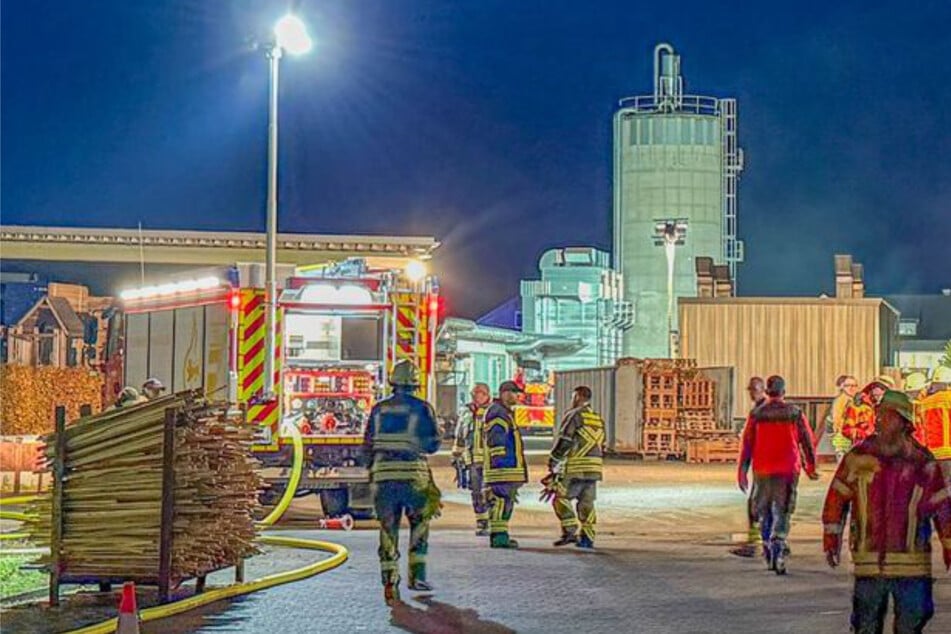 Silobrand fordert Großaufgebot: 14 Stunden Löscheinsatz im Kreis Karlsruhe