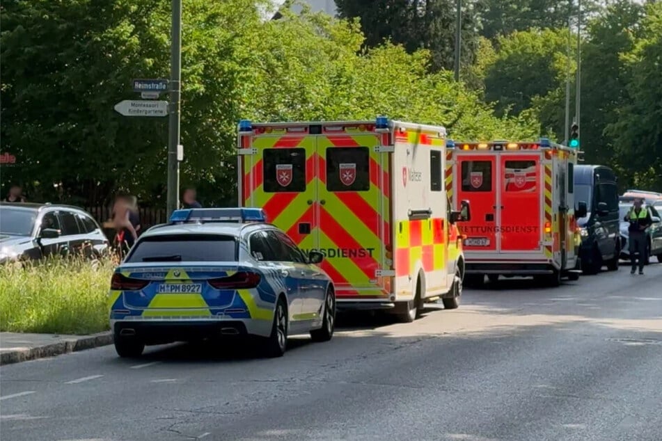 Einsatzkräfte stehen nach der Bluttat im Sommer 2025 in der Gemeinde Krailling in Oberbayern.