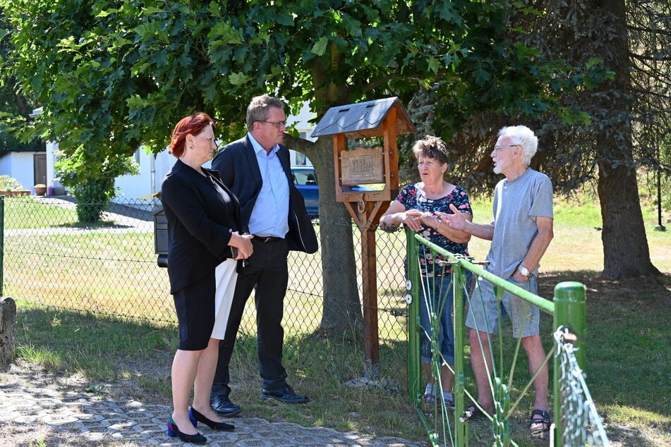 Dieter Köhler (81, r.) und seine Frau Monika (80) haben das Hochwasser 2002 in Dippoldiswalde miterlebt. Am Montag erzählten sie Bürgermeisterin Kerstin Körner (50) und Staatssekretär Gerd Lippold (60, Grüne) davon.