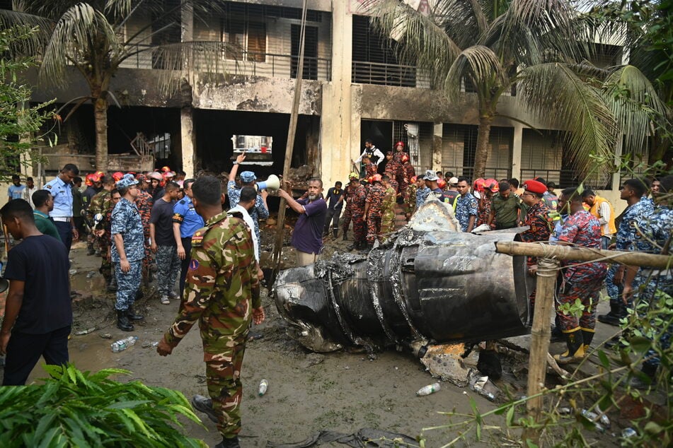 Ein Militärflugzeug stürzte in ein Schulgebäude in Bangladesch - mindestens 27 Menschen sterben.