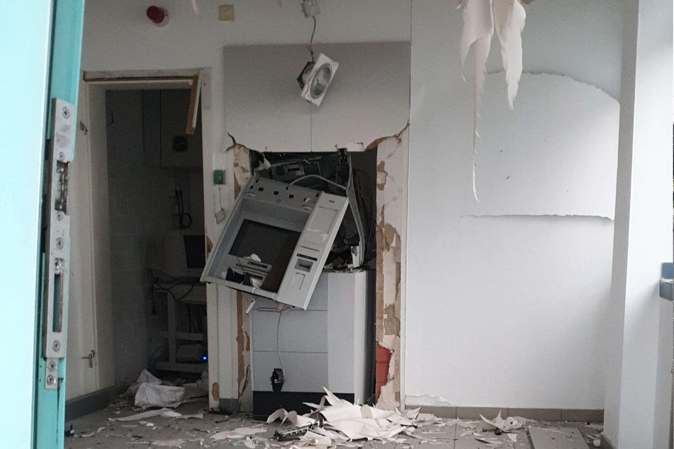 Wie viel Geld die Täter bei der Sprengung in der Nacht zu Mittwoch in Leichlingen erbeuten konnten, ist derzeit unklar.
