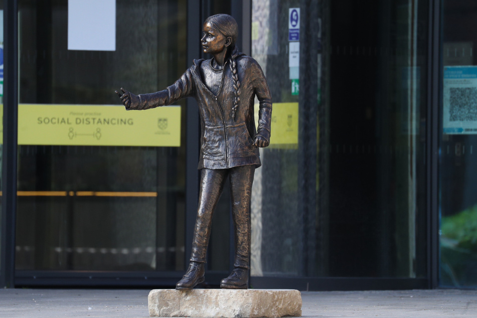 Diese Statue der Klima-Aktivistin Greta Thunberg wurde vor dem West Down Centre der University of Winchester aufgestellt.