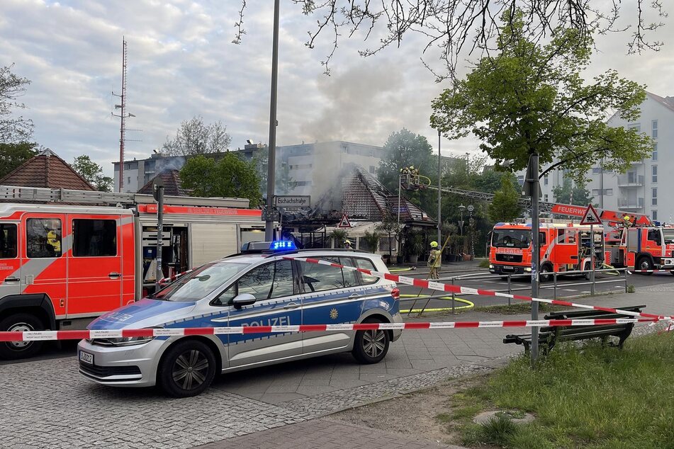 In Berlin-Tegel brannte das Dach einer Ladenzeile.