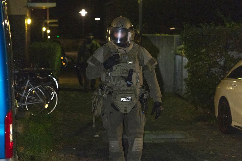 Bei der Razzia erhielt die Kölner Polizei Unterstützung durch Spezialkräfte.