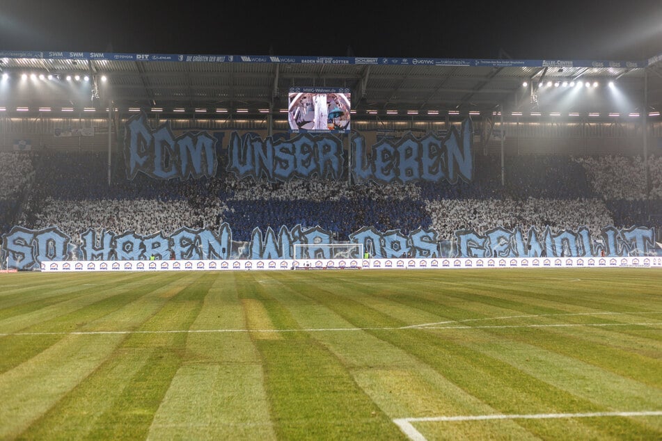 Beim Zweitliga-Topspiel kam es abseits des Rasens zu unschönen Szenen.