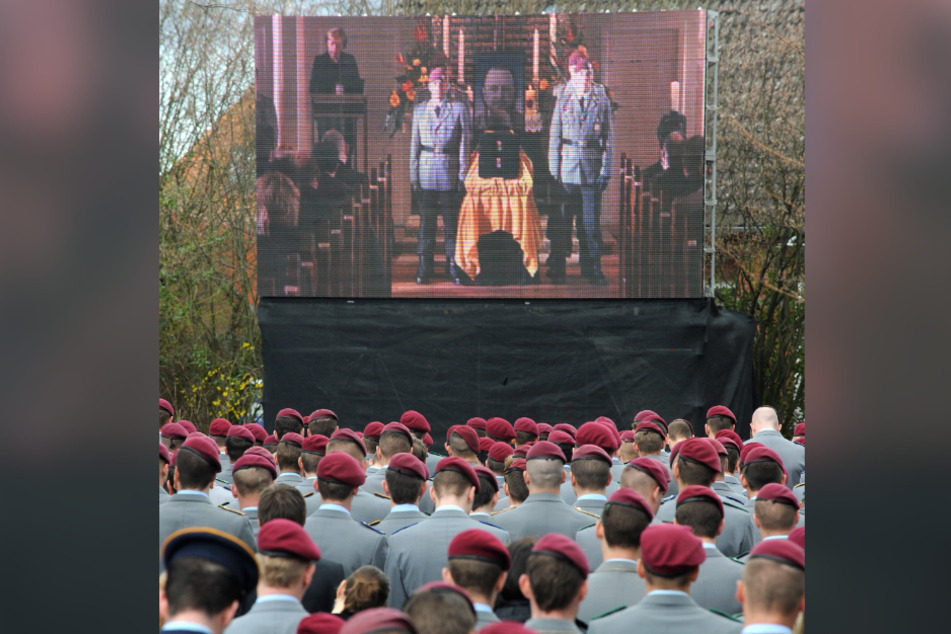 Soldaten verfolgen im April 2010 die Trauerfeier für drei gefallene Soldaten.