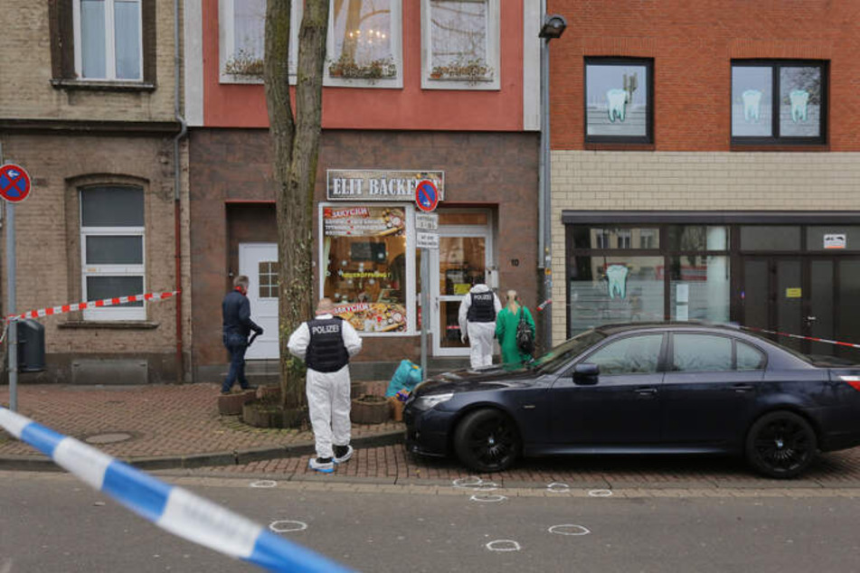 Ermittlungen haben nun ergeben, dass offenbar zwei bislang unbekannte Täter auf die Bäckerei geschossen haben könnten.