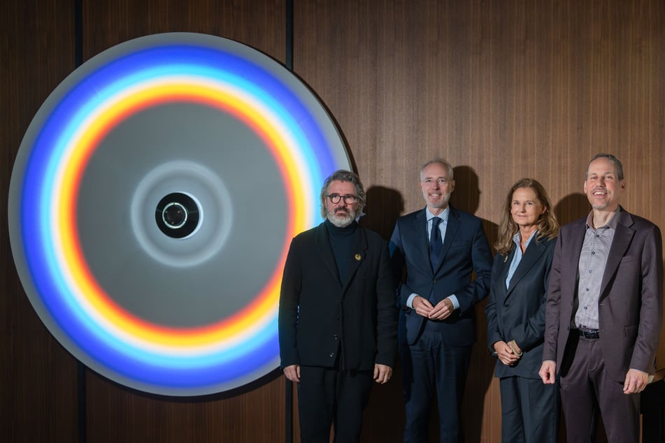 Künstler Olafur Eliasson (v.l.n.r.) steht zusammen mit SKD-Generaldirektor Bernd Ebert, SKD-Freundeskreis-Vorsitzende Petra von Crailsheim und Oberkonservator Michael Korey vor seinem Regenbogen.
