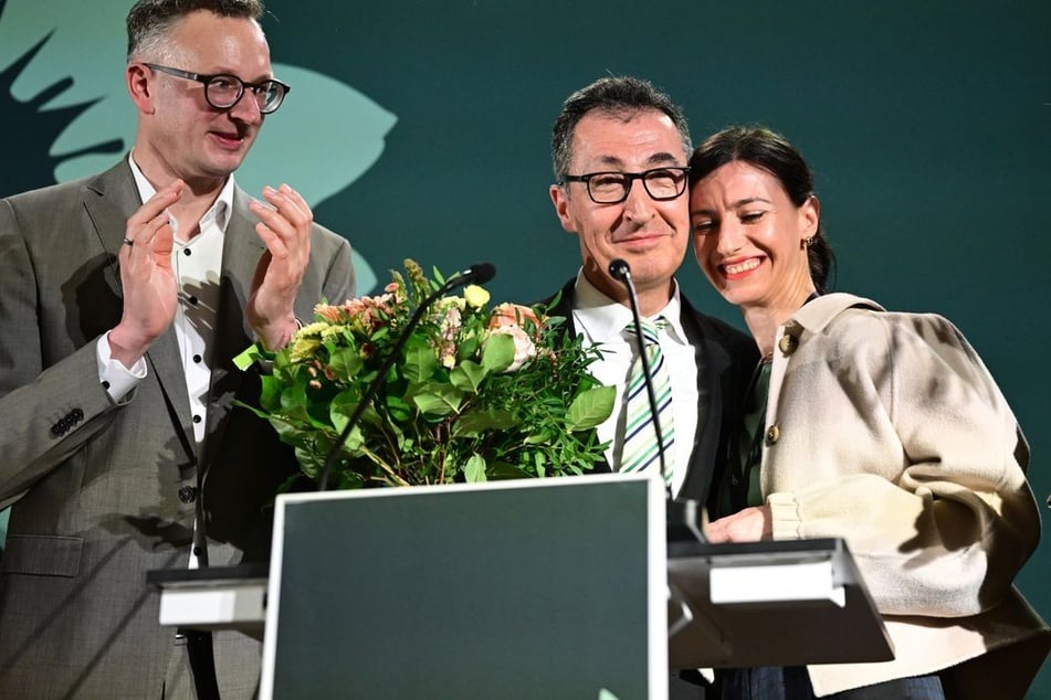 Cem Özdemir (M.) und seine Ehefrau Flavia Zaka feierten am Sonntagabend den hauchdünnen Wahlsieg der Grünen.