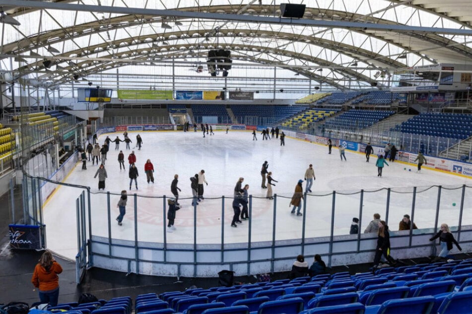 Auch im Frühling macht das Eislaufen Spaß.