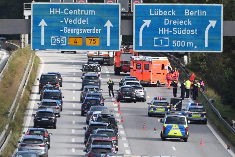 Auf der A1 im Süden Hamburgs sind am heutigen Donnerstag gleich sechs Fahrzeuge miteinander kollidiert. Drei Personen wurden dabei verletzt.