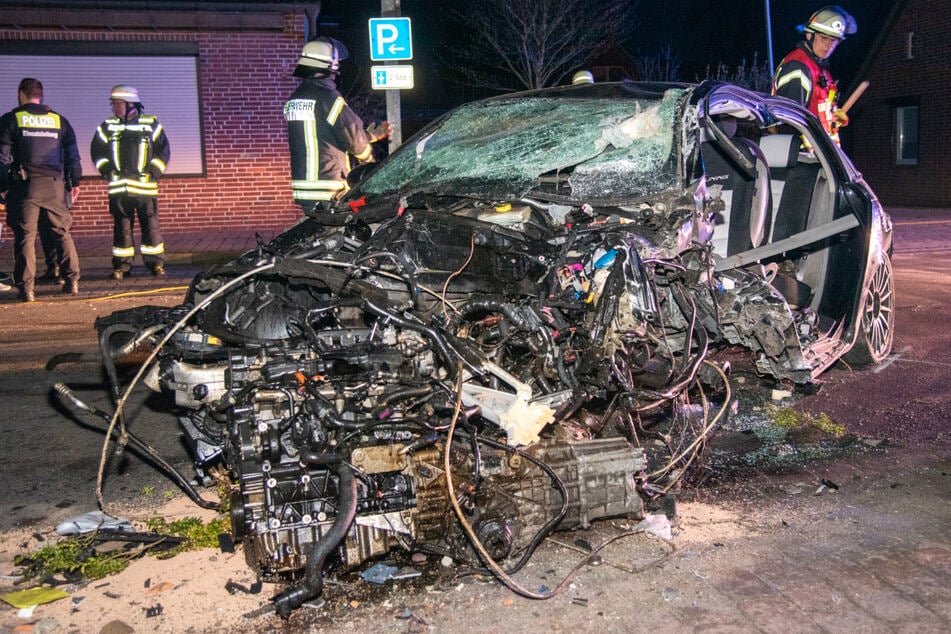 Der Audi wurde bei dem Unfall komplett zerstört.