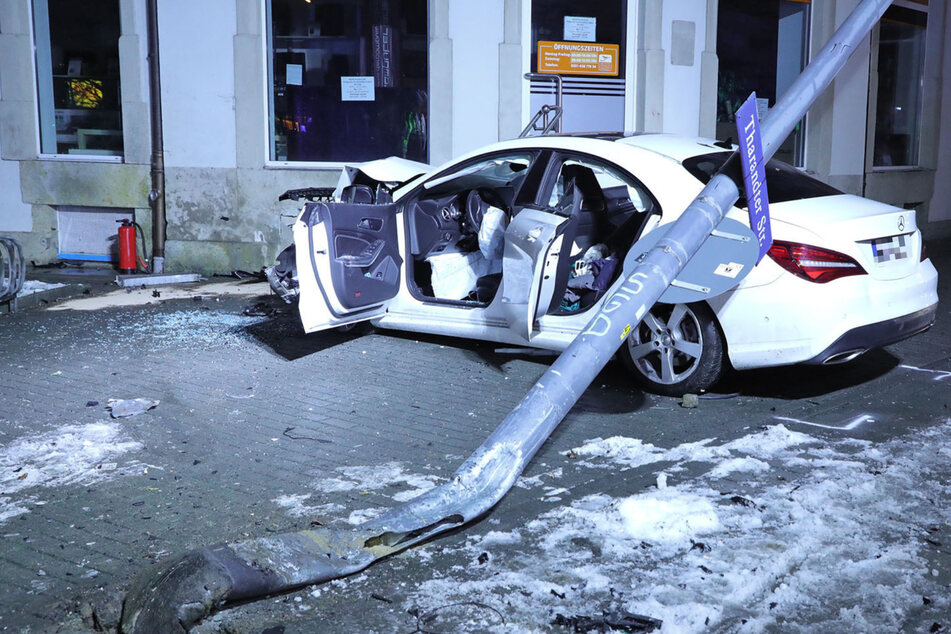 Unfall in Dresden: Mercedes-Fahrer flieht vor Polizei und kracht gegen Hauswand