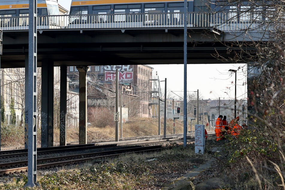 Unter dieser Brücke im Leipziger Osten haben Unbekannte die Kabelschächte aufgebrochen und die Signalkabel zerstört.