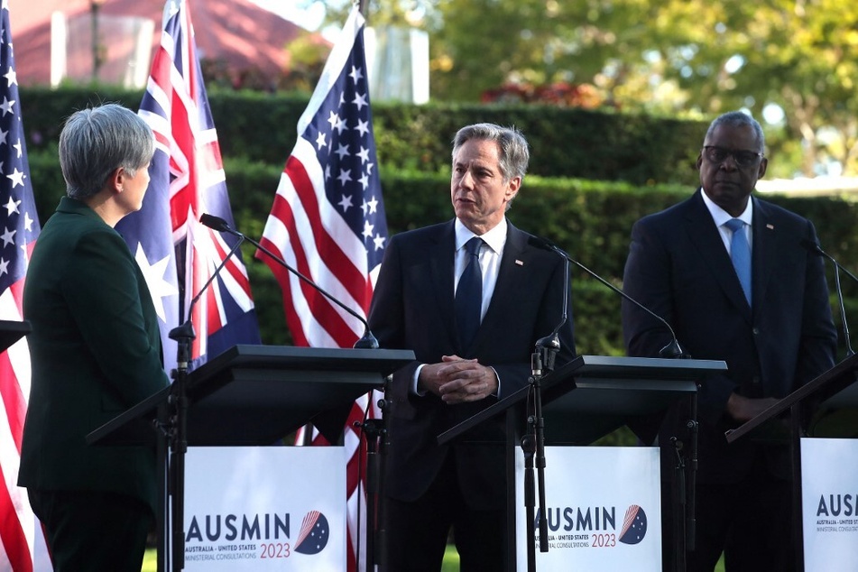 US Secretary of State Antony Blinken (c.) speaks to Australian Foreign Minister Penny Wong (l.) while US Secretary of Defense Lloyd Austin looks on during a press conference at Queensland Government House in Brisbane on July 29, 2023.