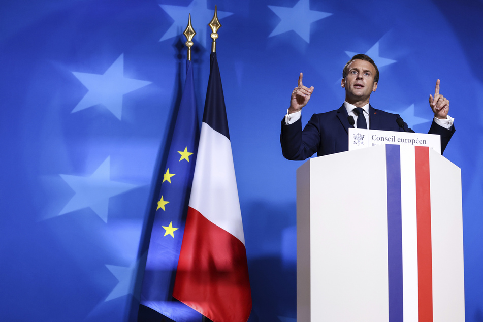 Frankreichs Präsident Emmanuel Macron (43) hat heimlich ein neues Blau eingeführt!