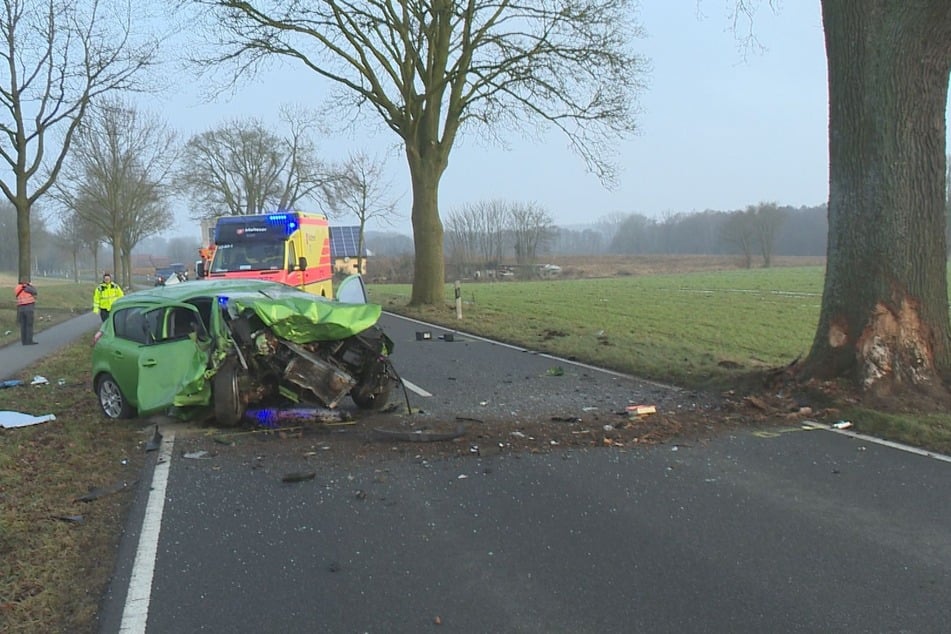 Auf einer Landstraße bei Prinzhöfte ist ein Opel Corsa am Dienstagmorgen gegen einen Baum geprallt.