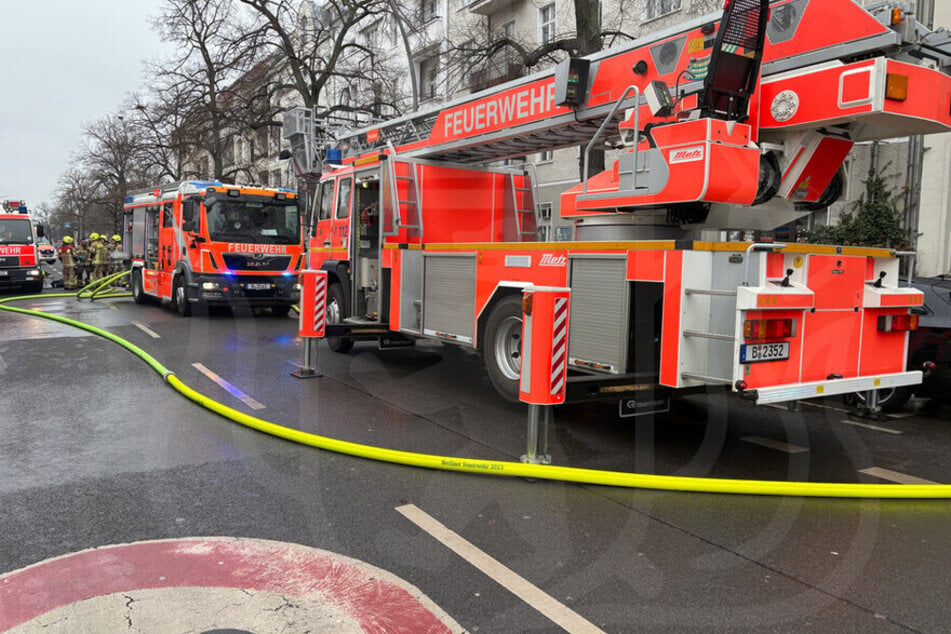 Die Feuerwehr konnte den Brand auf die betroffene Wohnung begrenzen.