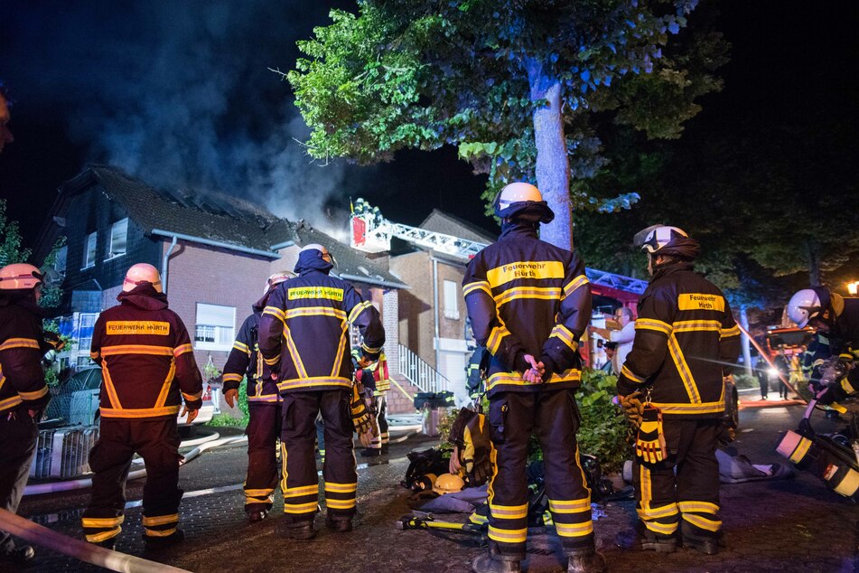 Die Feuerwehr war bis 5.30 im Einsatz, löschte den Dachstuhl und sperrte die Straße.