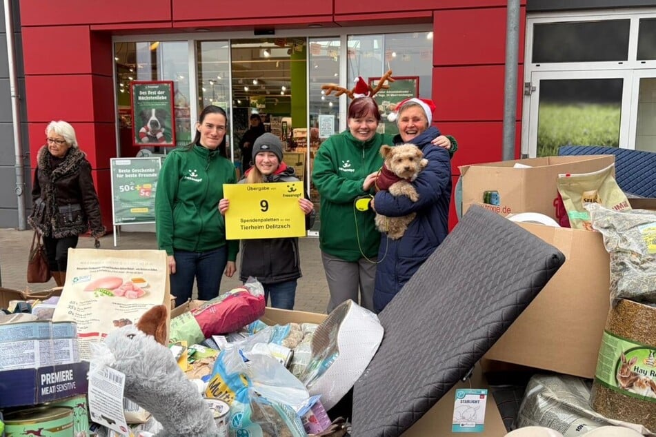 Allein die Fressnapf-XXL-Filiale im Sachsenpark Leipzig sammelte einen Riesenberg an Spenden.