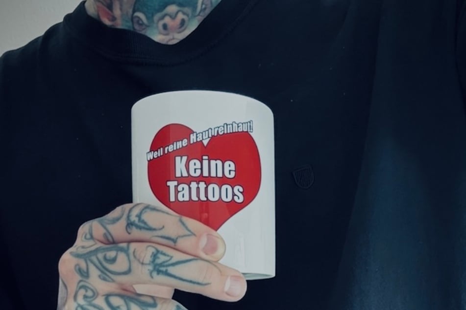 "Weil reine Haut reinhaut": Betreiber Chris H. ist selbst stark tätowiert.