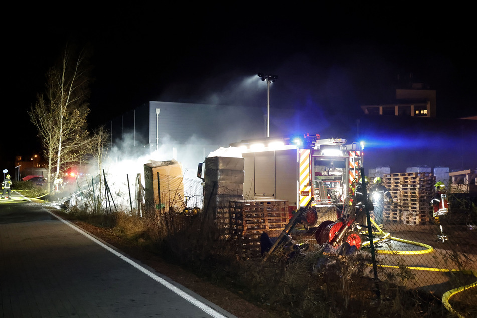 Auf dem Gelände eines Holzhandels in Chemnitz-Rabenstein brach am Mittwochabend ein Feuer aus.