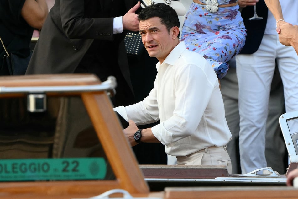 Der britische Schauspieler Orlando Bloom (48) bekommt derzeit wegen der Trennung von Sängerin Katy Perry (40) viel Aufmerksamkeit. Nun genießt er ein paar Tage in Italien.