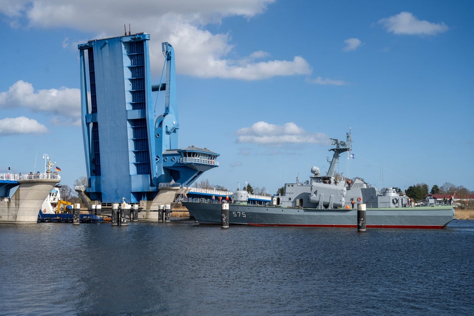 Das frühere Raketenschiff hat auf seinem Rückweg die Klappbrücke in Wolgast passiert.