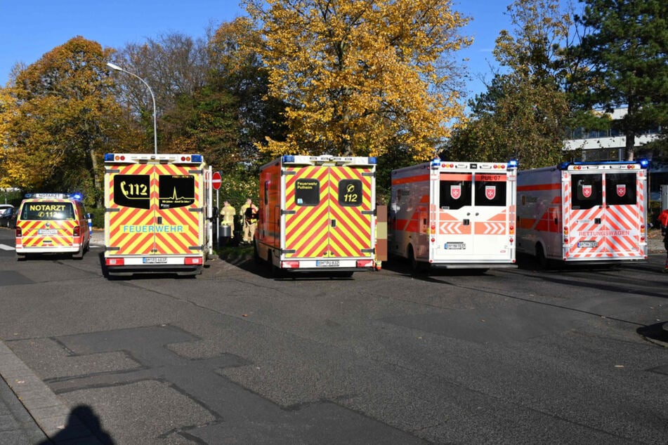 Unter anderem waren vier Rettungswagen und ein Notarzt vor Ort, um sich um die Jugendlichen zu kümmern.