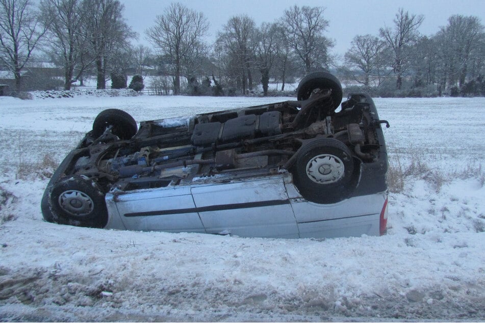 Ein Transporter schleudert von der Fahrbahn und blieb auf dem Dach liegen.